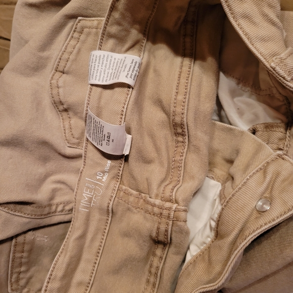 Capris - Picture 4 of 5